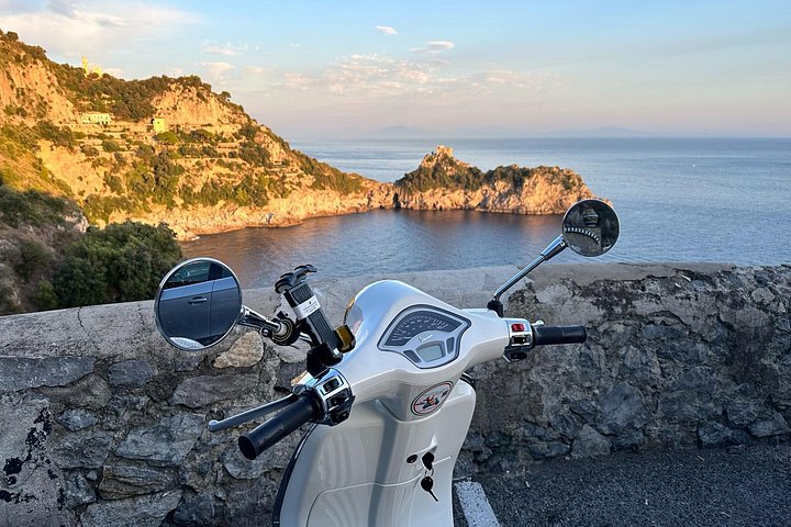 Autentisk Vespa Tour af Amalfikysten Positano og Ravello besøg