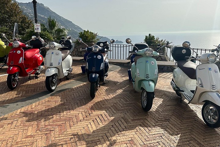 Autentisk Vespa Tour af Amalfikysten Positano og Ravello besøg
