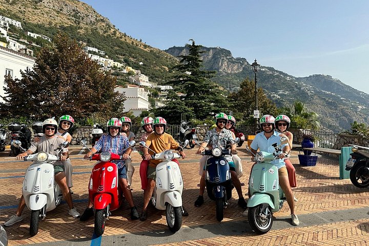 Autentisk Vespa Tour af Amalfikysten Positano og Ravello besøg