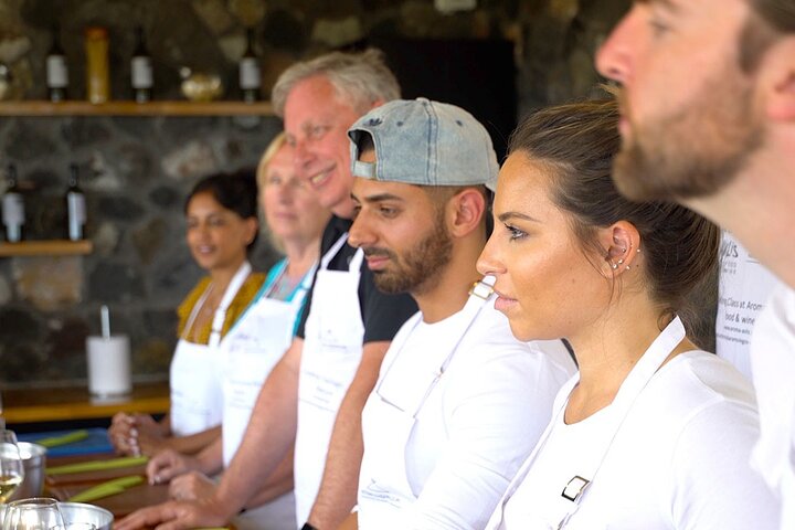 Excursão privada: aula de culinária em Santorini e excursão de degustação de vinhos