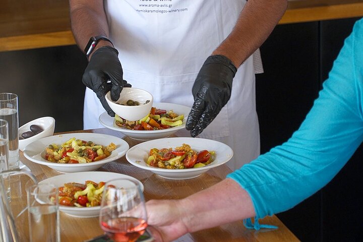 Excursão privada: aula de culinária em Santorini e excursão de degustação de vinhos