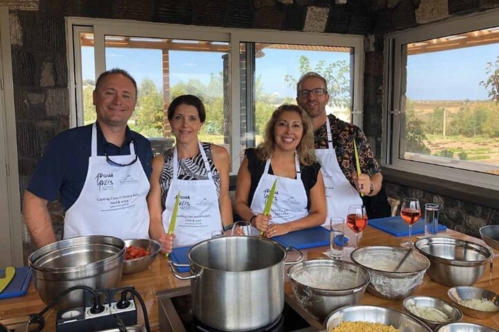 Excursão privada: aula de culinária em Santorini e excursão de degustação de vinhos