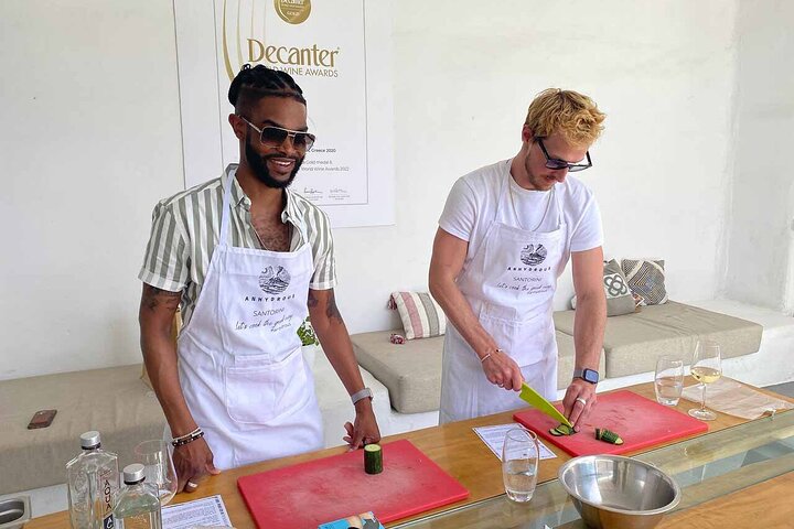 Excursão privada: aula de culinária em Santorini e excursão de degustação de vinhos