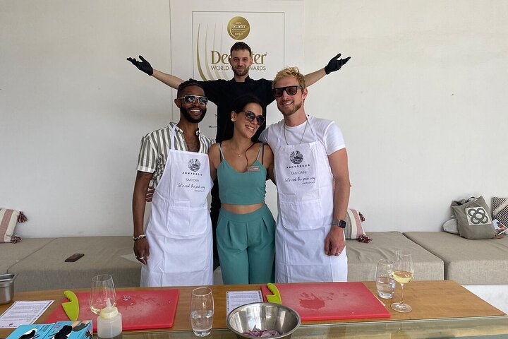 Excursão privada: aula de culinária em Santorini e excursão de degustação de vinhos