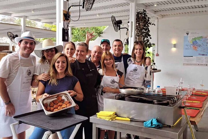 Excursão privada: aula de culinária em Santorini e excursão de degustação de vinhos