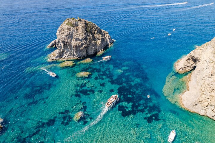 En dags båtaktivitet från Ponza till Palmarola