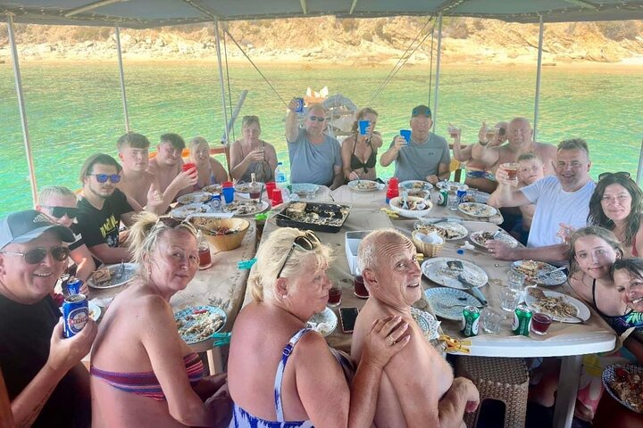 Semiprivat resa på 50 fots traditionell träbåt med grekisk lunch