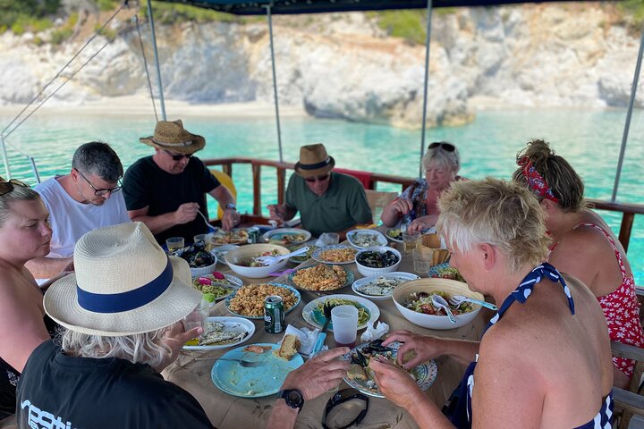 Semiprivat resa på 50 fots traditionell träbåt med grekisk lunch