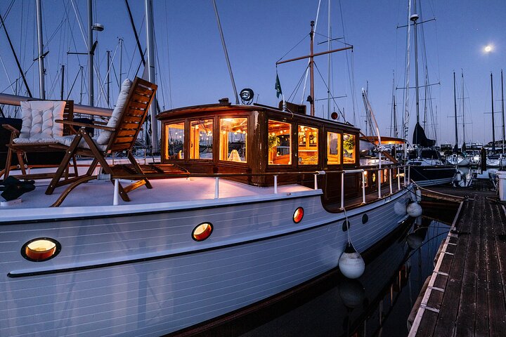 Kryssa i San Francisco Bay på en sekelgammal Sausalito Yacht