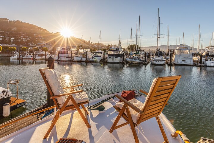Kryssa i San Francisco Bay på en sekelgammal Sausalito Yacht