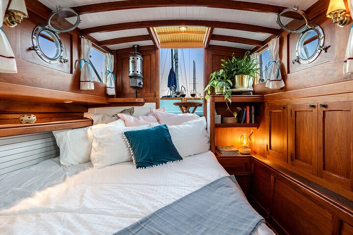 Kryssa i San Francisco Bay på en sekelgammal Sausalito Yacht
