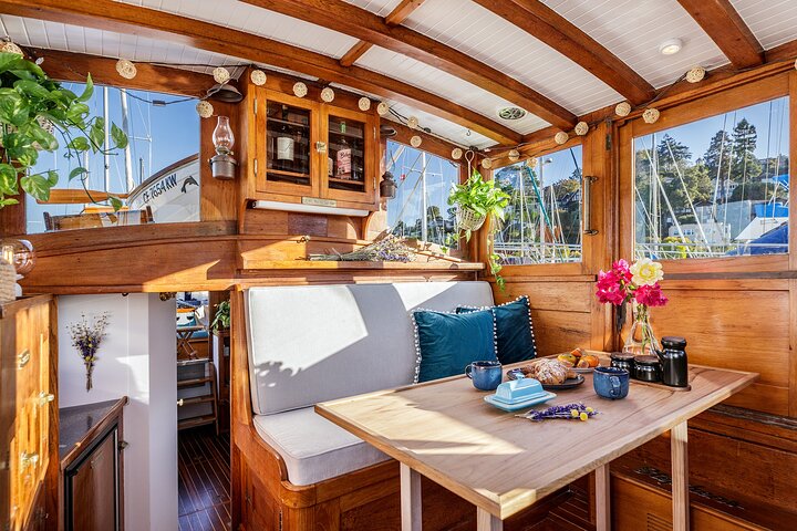Kryssa i San Francisco Bay på en sekelgammal Sausalito Yacht