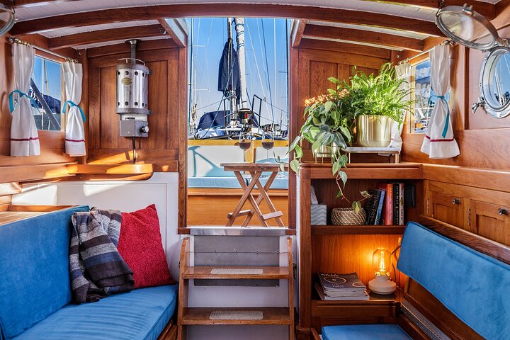 Kryssa i San Francisco Bay på en sekelgammal Sausalito Yacht
