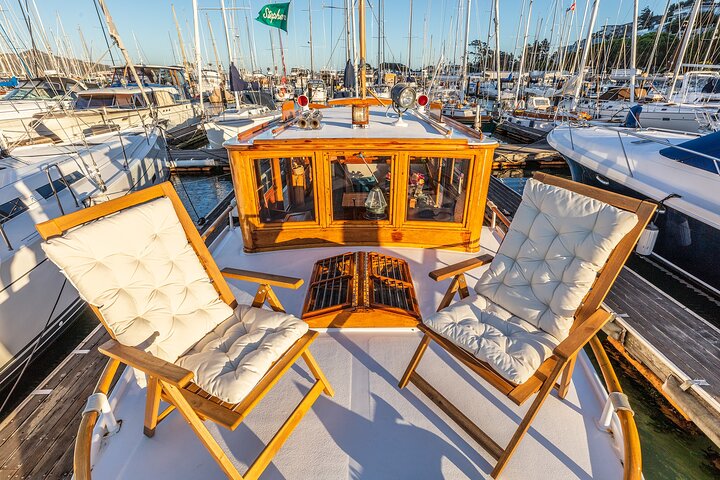 Kryssa i San Francisco Bay på en sekelgammal Sausalito Yacht
