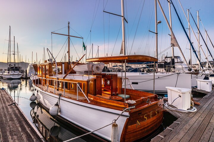 Kryssa i San Francisco Bay på en sekelgammal Sausalito Yacht