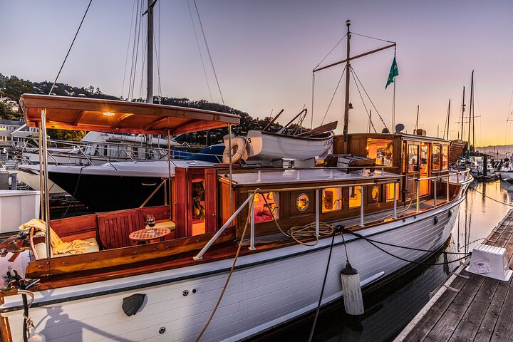 Kryssa i San Francisco Bay på en sekelgammal Sausalito Yacht