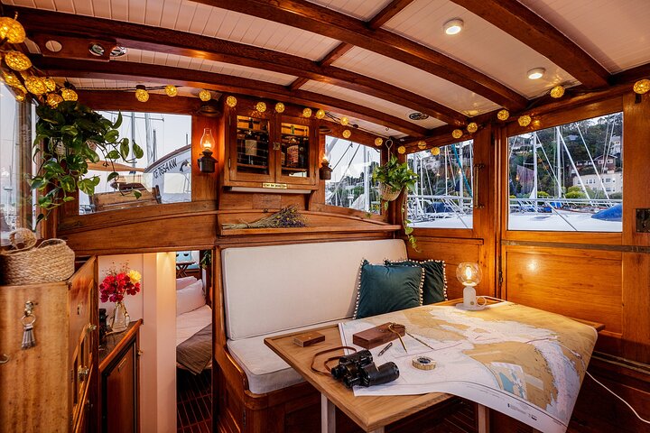 Kryssa i San Francisco Bay på en sekelgammal Sausalito Yacht
