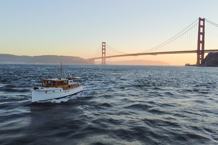 Kryssa i San Francisco Bay på en sekelgammal Sausalito Yacht