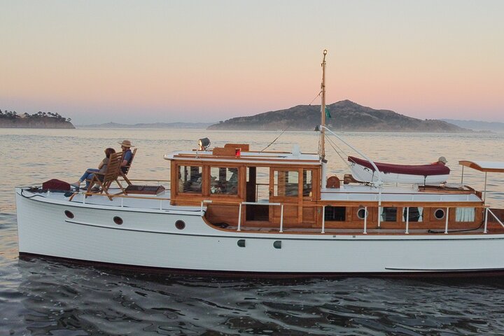 Kryssa i San Francisco Bay på en sekelgammal Sausalito Yacht