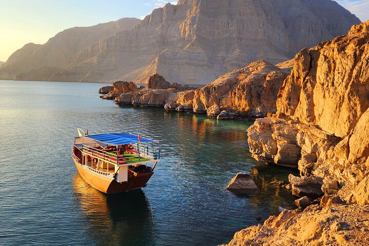 Volledige dag Dhow: Khasab, Musandam: dolfijnen, snorkelen en fjorden