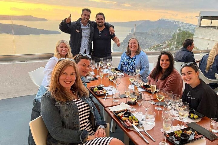Santorini Weinabenteuer mit 12 Weinproben, Tapas und Sonnenuntergang