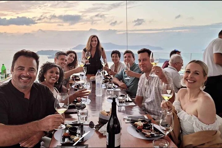 Santorini Weinabenteuer mit 12 Weinproben, Tapas und Sonnenuntergang
