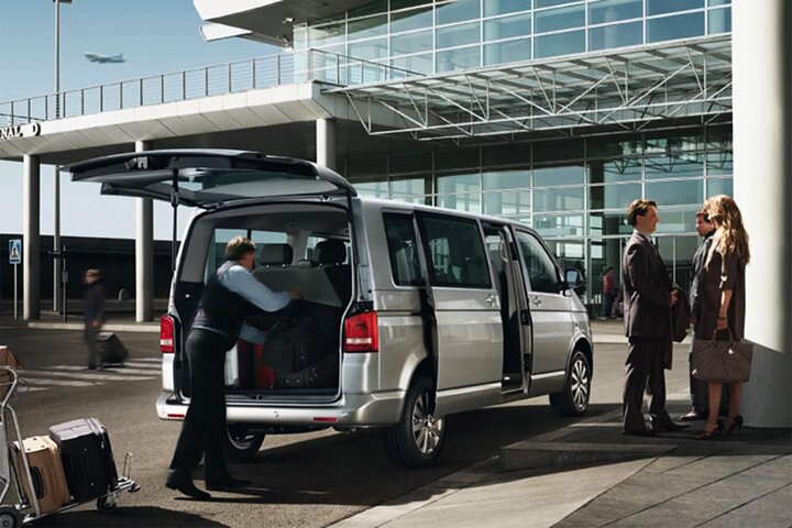 Privater Transfer in die Stadt und zum Flughafen Athen von Korinth oder Loutraki