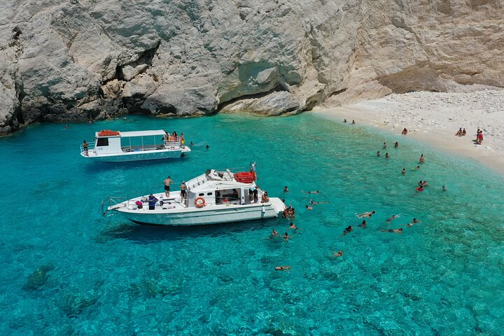 Zakynthos tour de barco: naufrágio & cavernas azuis locais com 3 paradas de natação