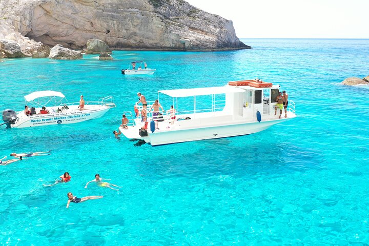 Zakynthos tour de barco: naufrágio & cavernas azuis locais com 3 paradas de natação