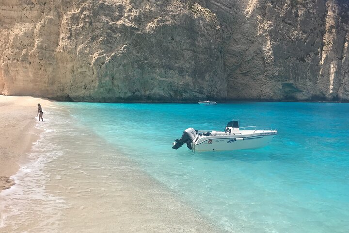 Zakynthos tour de barco: naufrágio & cavernas azuis locais com 3 paradas de natação