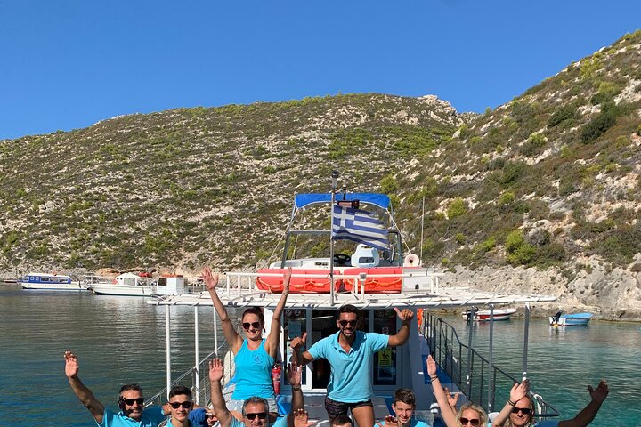 Zakynthos tour de barco: naufrágio & cavernas azuis locais com 3 paradas de natação