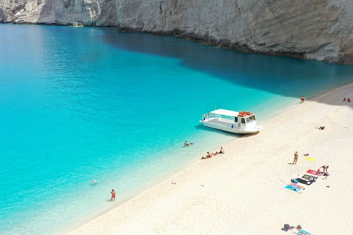 Zakynthos tour de barco: naufrágio & cavernas azuis locais com 3 paradas de natação