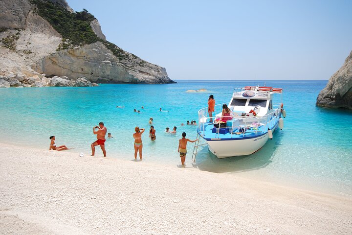 Zakynthos tour de barco: naufrágio & cavernas azuis locais com 3 paradas de natação
