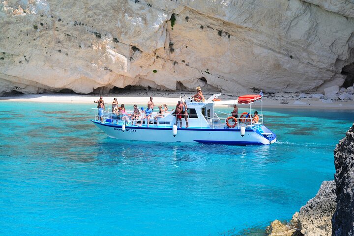 Zakynthos tour de barco: naufrágio & cavernas azuis locais com 3 paradas de natação