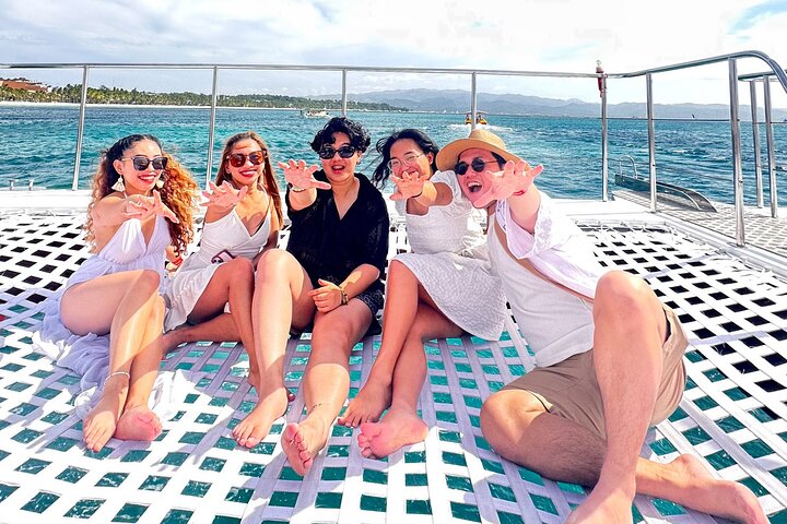 Boracay Sunset Cruise med Party DJ & ubegrænset mad og drikkevarer