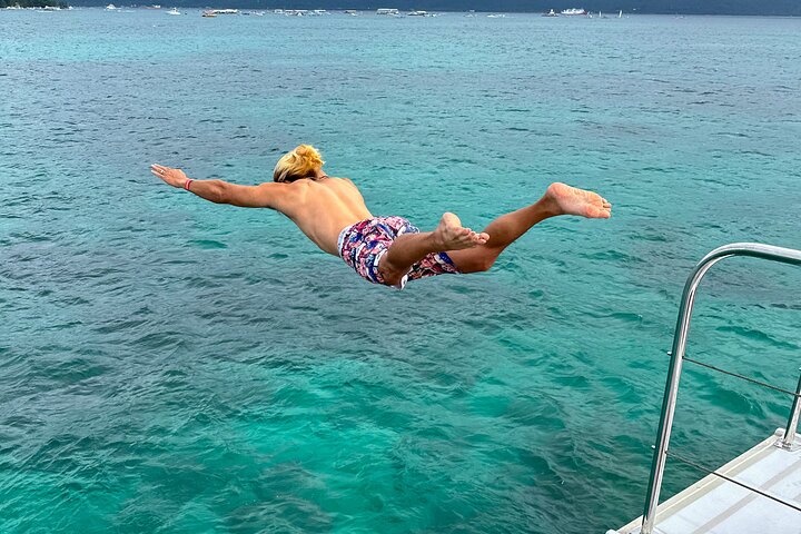 Boracay Sunset Cruise med Party DJ & ubegrænset mad og drikkevarer