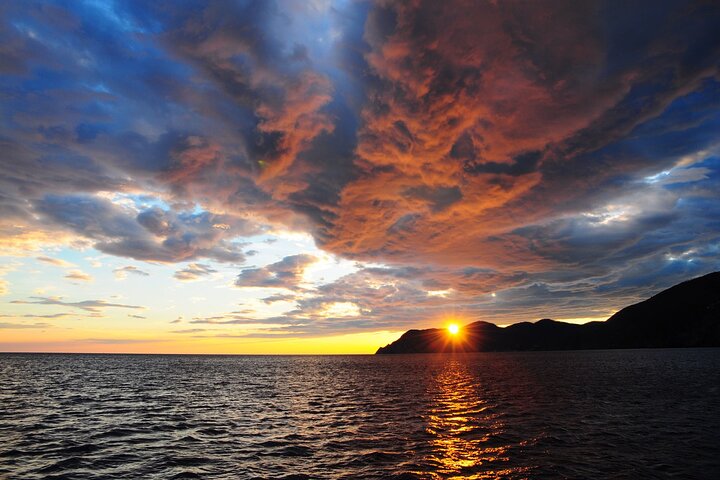 Croisière au coucher du soleil Cinque Terre avec apéritif au départ de Monterosso