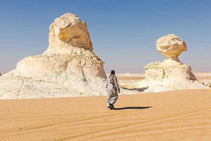 Resa till Bahariya Oasis: Svartvitt ökenäventyr från Kairo