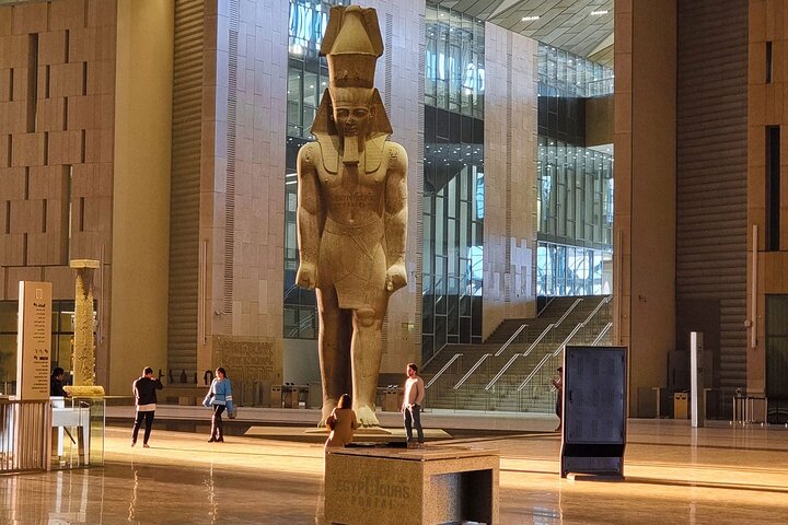 Tour privado a las pirámides de Giza y al Gran Museo desde el puerto de Alejandría