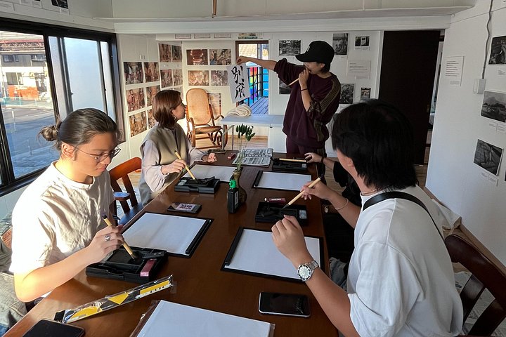 Kalligrafieles voor beginners in een eeuwenoud Japans huis