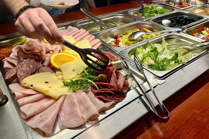 Prague Sightseeing Boat Cruise with Buffet Dinner