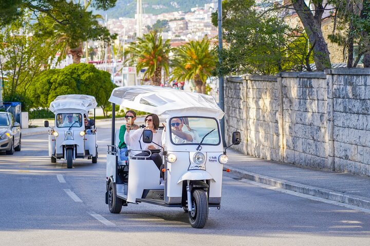 Makarska: Skywalk Tour med en Tuk Tuk - Skip the line billett