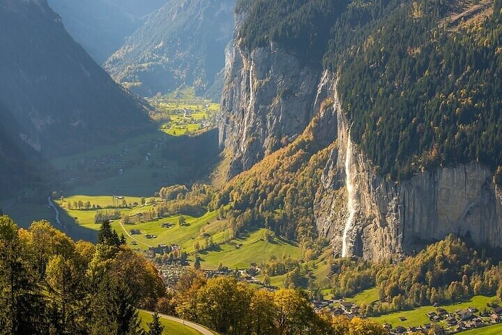 Gemakkelijke plattelandstocht in de Zwitserse Alpen - kindvriendelijk