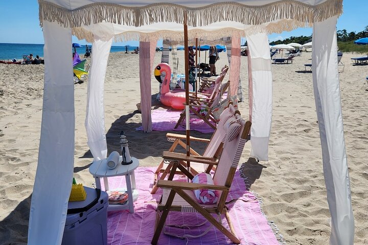 Strandstoelverhuurservice met Cabana en JBL Speaker en meer