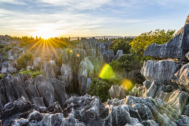 Excursión privada de un día al bosque de piedras de Kunming y Jiuxiang y almuerzo