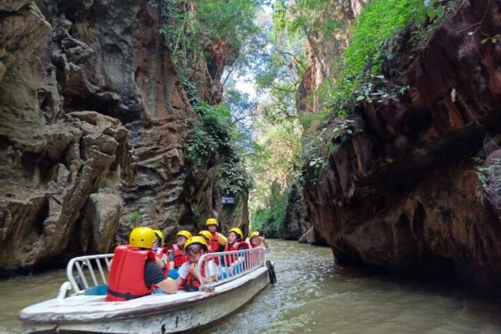 Excursión privada de un día al bosque de piedras de Kunming y Jiuxiang y almuerzo