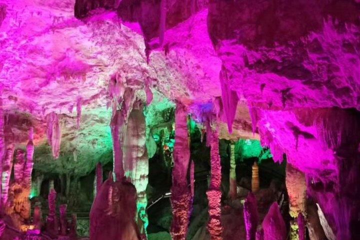 Excursión privada de un día al bosque de piedras de Kunming y Jiuxiang y almuerzo