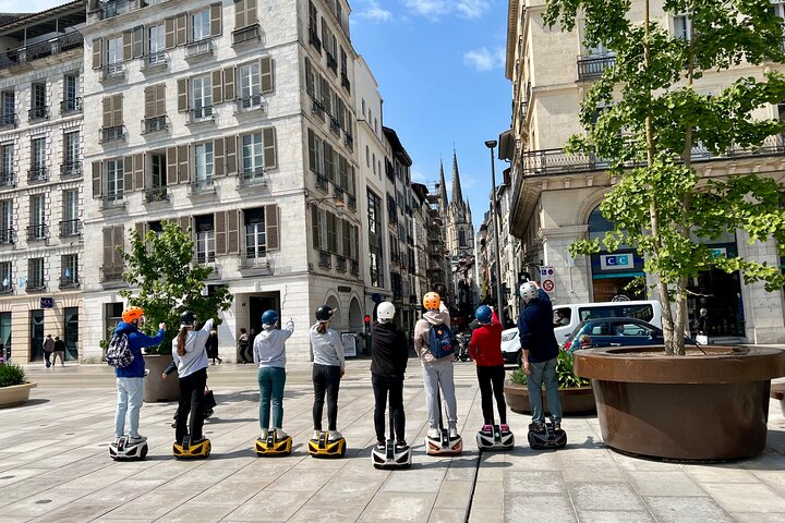 Giro insolito ed ecologico su un Segway e una bici elettrica a Bayonne