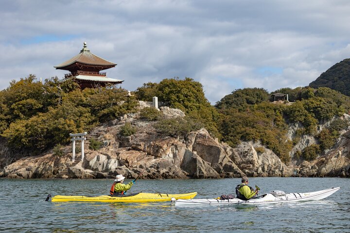 Explore la naturaleza que inspiró las películas de Ghibli en kayak (medio día)