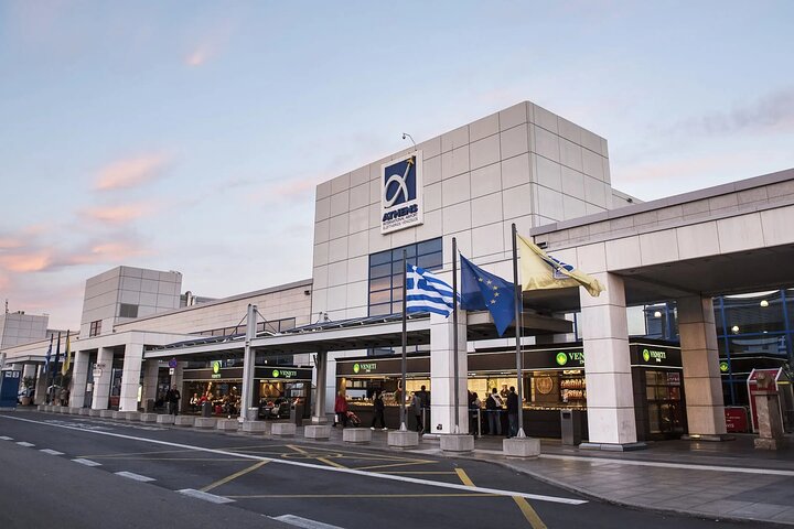 Privater Transfer in die Stadt und zum Flughafen Athen von Korinth oder Loutraki